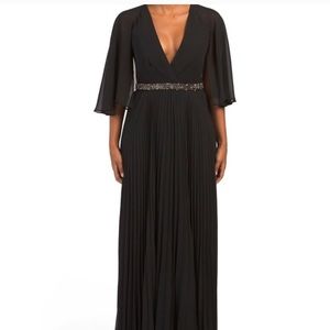 NWT deep v cape gown from laundry by shelli segal